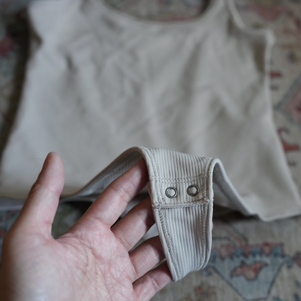 ABERCROMBIE AND FITCH Women's
Seamless Rib Fabric Scoopneck Bodysuit taupe small - Picture 3 of 7